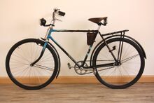 Ausstattung mit dem "Einheitskettenblatt" von Fichtel&Sachs. Das textilummantelte Beleuchtungskabel ist eine Reproduktion, serienäßig wurde es bis etwa 1953 verwendet.