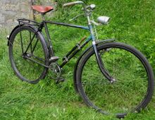 Dieses Exemplar von 1958 ist mit einem AUFA-Scheinwerfer Typ 8707.6 ausgestattet. Lenkergriffe vermutlich original, Sattel nicht original.