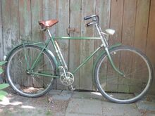 Ein spätes Modell EH von 1962. Noch mit schwarzen Bakelit-Griffen. Bereits mit Rücklicht von FER.