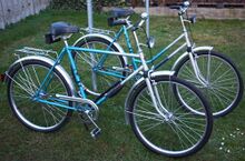 Modell 35 105 von 1990, im Hintergrund das entsprechende Damenrad 35 160. Zahlreiche Schrauben wurden von Schlitz- auf Kreuzschlitz umgestellt.