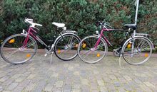 Ende 1990/91 wurden viele Diamanträder in schwarz/pinkmetallic lackiert. Hier ein Modell 35 721 von 1990 und Modell 35 771 von 1991. Beide mit Pletscherplatte, modernisiertem Tretlager und Präzisions-Schaltwerk mit Betätigung am Lenker. Ungewöhnlich ist die fehlende Luftpumpenhalterung am Herrenrad.