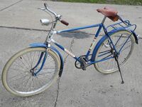 Bis auf die Bereifung befindet sich dieses Rad im Originalzustand. Auffallend ist das veränderte Dekor.