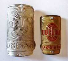 Doblina-Steuerkopfschilder für Kinderräder (rechts) und Tourenfahrräder (links), letztere sollen in den 1950er Jahren produziert worden sein. Dafür gibt es bislang aber noch keine Belege.