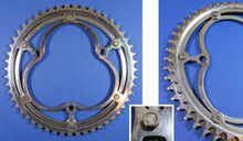 Doppelkettenblatt für Getriebe-Typ 8020 (neue Ausführung) Zeitraum: 197x bis 1990 Verwendung: Diamant Rennräder Material: Stahl (verchromt) Befestigung: 3-Punkt-Befestigung (117 mm Lochkreisdurchmesser) Größe: großes Blatt: 50, 51, 52 oder 54 Zähne kleines Blatt: 47, 48 oder 49 Zähne Zahnbreite: 2,1 mm (für 3/32"-Kette) Bemerkungen: Normschrauben (ESKA) zur Verbindung der beiden Kettenblätter