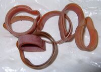 Zeitraum: 195? - 196? Bemerkungen: Zubehör für die Dreigang-Kettenschaltung: Klemmschellen zur Befestigung des Schaltzuges am Rahmen. Material: vrmtl. PVC-Kunststoff