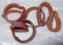 Zeitraum: 50er Jahre Bemerkungen: Zubehör für die Dreigang-Kettenschaltung: Klemmschellen zur Befestigung des Schaltzuges am Rahmen. Material: vrmtl. PVC-Kunststoff