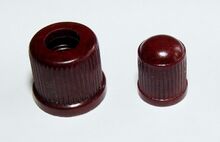 Überwurfmutter und Staubkappe Zeitraum: vrmtl. 40er bis 60er Jahre (bis mind. 1968) Hersteller: vrmt. Hermann Römmler & Schuman oHG Material: Duroplast Bemerkungen: