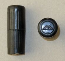 "Simson" - Fahrradgriffe Kennzeichnung: Simson-Logo Zeitraum: Ende 1940er/Anfang 1950er Jahre (bis mind. 1952) Verwendung: Simson-Fahrräder Material: Duroplast, Papier Farben: schwarz, rotbraun Bemerkungen: bis auf das Logo identisch mit links nebenstehenden Tempo-Griffen, Hersteller: Hugo Günther