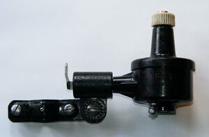 Dynamo Typ 302 Zeitraum: Ende 1940er/Anfang 1950er Jahre Verwendung: vrmtl. Zubehörteil Material: Dynamogehäuse aus Duroplast mit Lumpen als Füllstoff, Andrückmechanismus aus Stahl Leistung: 3 Watt Farben/Varianten: rotbraun, grün Bemerkungen: zur Rechtsmontage, Welle kugelgelagert