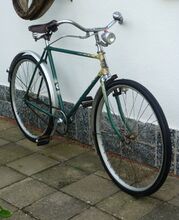 Modell EH um 1953 in Dunkelgrün mit beigem Strahlenkopf. Schutzbleche offenbar neu lackiert, Scheinwerfer ist Zubehörteil, Getriebe vrmtl. nachgerüstet, Gepäckträger fehlt.