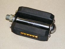 Rückstrahlerpedale Zeitraum: vrmtl. 1960er Jahre Hersteller: Simson Verwendung: Tourenräder Material: Stahl (verchromt), Gummi, Glas Bemerkungen: aufgepresste Staubkappe, geprägt mit Gütezeichen, "Made in Germany" und Betriebsnummer (11/2702). Bis auf Prägung Identisch mit dem rechts nebenstehenden Pedal.