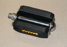 Rückstrahlerpedale Zeitraum: Hersteller: Simson Verwendung: Tourenräder Material: Stahl (verchromt), Gummi, Glas Bemerkungen: aufgepresste Staubkappe, geprägt mit Gütezeichen, Betriebsnummer (11/2701) und Simson-Logo