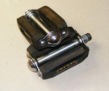 Rückstrahlerpedale Nr. 300 Zeitraum: vrmt. Mitte/Ende 1960er bis frühe 1970er Jahre Hersteller: Mifa Verwendung: Tourenräder Material: Stahl (verchromt), Gummi, Glas Bemerkungen: aufgepresste Staubkappe, ohne Prägung