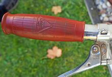 Fahrradgriffe Kennzeichnung: VEB Gummiwerk Elastik Gotha Zeitraum: zumindest 1955 Verwendung: Simson Tourensporträder Material: Gummi Farben:rotbraun, schwarz Bemerkungen: