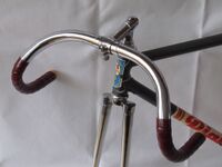 Elsner-Bahnradlenker aus verchromten Stahl; gehalten von einem Elsner-Vorbau