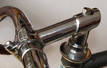 Elsner-Vorbau Zeitraum: vrmtl. 196x bis 199x Verwendung: Zubehörteil Material: Stahl (verchromt, schwarz lackiert) Lenkerklemmung: 27 mm Bemerkungen: mit Elsner-Prägung; in verschiedenen Längen und Winkeln erhältlich