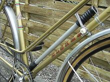 Detail mit Rahmendekor des vorstehenden Rades.