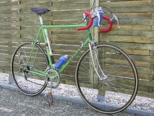 Von Elsner umgebautes Diamant- Rennrad (Baujahr 1979). Wesentliche Änderungen: Gekürzter Hinterbau, steilere Gabel, andere Ausfallenden, zusätzliche Zugführung am Tretlager, Bremsbowdenzugführung am Oberrohr