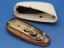 Innenteile des vorstehenden Rücklichtes: Der zweite Lampenkontakt sitzt isoliert auf der Gummiunterlage, sodass diese funktionswichtig für das Rücklicht ist.