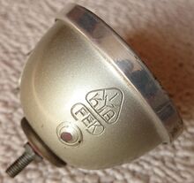 Zeitraum: 1955 Verwendung: Diamant-Sporträder Material: thermoplast. Kunststoff (Decelith), Glas, Aluminium Farben/Varianten: silber, schwarz Bemerkungen: Mit vollständiger Hersteller-Kennzeichnung IKA FEK. Mit obenliegendem Kontrollfenster.