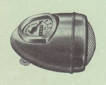Scheinwerfer mit Tachometer Zeitraum: 195x bis 19xx Verwendung: Zubehörteil Material: Stahl, Aluminium, Glas Ø Lichtaustritt: Bekannte Farben: silber, schwarz Bemerkungen: Tachometer vom VEB Geräte- und Regler-Werke Teltow, separater Umschalter für Fahr- und Bodenlicht zur Befestigung am Lenker. Zum Lieferumfang gehörten: Umschalter, Tachometerwelle (Länge etwa 600 mm), Mitnehmer.