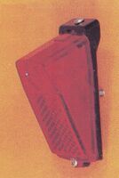Rücklicht Typ 8507.10 Zeitraum: 1983 bis 19xx Verwendung: alle Fahrradtypen Material: Kunststoff Farben/Varianten: schwarz Bemerkungen:Andere Grundplatte als nachstehende Ausführungen gleichen Typs. Evtl. nur für Export?
