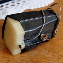 Seit spätestens 1975 gab es auch schwarze Gehäuse (heute zumeist ausgeblichen). Ab 1988 wurde der Typ 8707.24 nur noch selten an DDR-Fahrrädern verbaut, aber noch bis 1990 produziert.