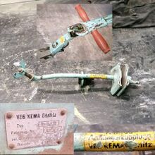 Details der Anhängerkupplung und Typenschild