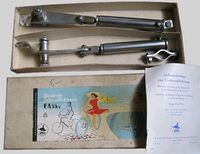 Vorderradfederung Zeitraum: 50er/60er Jahre Verwendung: Zubehörteil Material: Stahl (verchromt) Hersteller: VEB Bodenbearbeitungsgeräte Leipzig Bemerkungen: im Originalkarton, Ausführung FA 55/1