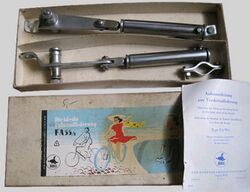 Vorderradfederung FA 55/1 Zeitraum: 50er/60er Jahre Verwendung: Zubehörteil Material: Stahl (verchromt) Hersteller: VEB Bodenbearbeitungsgeräte Leipzig