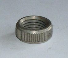 Felgenmutter Zeitraum: vrmtl. 50er bis 80er Jahre Hersteller: ?? Material: Aluminium Bemerkungen: verschiedene Höhen der Mutter bekannt