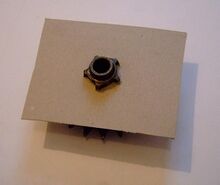 1. Schablone herstellen Aus Pappe wird die ungefähre Form des Grundkörpers ausgeschnitten, die Pappe aufgedrückt und weiter angepaßt. Im ungesäuberten Zustand wird der Grundkörper hilfreiche Abdrücke auf der Pappe hinterlassen!