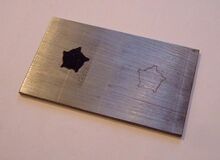 2. Umriß übertragen Der Umriß wird auf das Werkstück übertragen. Dies kann z.B. mit Sprühlack, einem Nagel oder einem dünnen Stift geschehen.