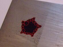 3. Bohren Nun muß die Fläche ausgebohrt werden. Das beste Ergebnis erreicht man mit möglichst vielen, relativ kleinen Bohrungen (ca. 4-6 mm), die sich aber nicht überschneiden sollten, da der Bohrer sonst leicht in das Nebenloch abrutscht und verbiegt oder abbricht. Ohne eine Ständerbohrmaschine ist dies wohl nicht zu bewerkstelligen. Vor dem Bohren sind die geplanten Bohrungen mit einem Körner zu markieren!