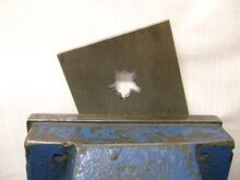 4. Form ausarbeiten Mit Feilen verschiedener Größen und Formen (flach, halbrund, rund) arbeitet man sich nun an den Grundriß heran. Dabei sollte immer wieder mit der Schablone, später vor allem mit dem Grundkörper selbst kontrolliert werden.