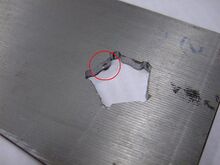 5. Stanzen Ab einem gewissen Punkt hat es sich bewährt, den Grundkörper als Stanzeisen zu verwenden, um die störenden Stellen möglichst gezielt beseitigen zu können. Dazu wird der Rand nach einer Seite hin leicht schräg ausgearbeitet, so dass unser Stanzeisen seine Spuren im noch zu befeilenden Rand hinterläßt. Achtung: Der Antreiber kann hierbei beschädigt werden! Ist das Werkstück so weit fortgeschritten wie auf dem Foto, empfielt es sich nach nur jeweils wenigen Feilstößen immer wieder zu kontrollieren. Je spielfreier der Grundkörper sitzt, umso weniger kann er beim Abschrauben des Kranzes verrutschen!