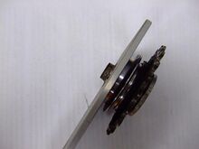 7. Abstandshalter Um den Festhalter beim Einsatz genau in der Mitte des Grundkörpers zu bringen, ist es ratsam, sich außerdem einen Abstandshalter herzustellen. Hier wurde die Antriebsseite einer nicht mehr benötigten Nabenhülse verwendet. Mit einem Winkelschleifer läßt sich dies schnell erledigen. Vorteil dieser Lösung: Ein Rohr mit dem richtigen Durchmesser muß nicht erst lange gesucht werden. Wem eine RENAK-Nabe hierfür zu schade ist, der greife zu 'Favorit', 'Golden Deer' oder 'F&S'.