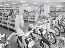 Verkauf u.a. von Fahrräder und Fahrradteilen in einer Filale des VEB IFA-Vertrieb, vrmtl. Halle (Saale), frühe 1970er Jahre.