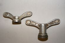 Zeitraum: 1955 bis 1956 Hersteller: FuS - Fichtel und Sachs Verwendung: Mifa-/ Diamant-Sporträder Material: Aluminium Bemerkungen: Rechts eine lange Hinterrad-Flügelmutter, die bei der Montage eines |Schaltwerkes notwendig ist.