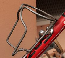 Flaschenhalter am Diamant Friedensfahrt-Modell 167FF Zeitraum: 1950er / frühe 1960er Jahre Befestigung auf einer angelöteten Platte mit zwei quer liegenden Schrauben