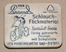 Pinnerol Schlauch-Flickmaterial Spezial-Sorte Zeitraum: 1950er/1960er Jahre Hersteller: VEB Pinnerolwerk Bad Düben Material der Packung: Kunststoff Bemerkungen: