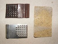 Bleche und Sandpapier zum Aufrauen des Fahrradschlauches Zeitraum: 50er bis 80er Jahre Bemerkungen: war stets Bestandteil von Flickzeugpackungen