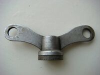 Zeitraum: Anfang der 50er Jahre, hier: 1954 Hersteller: ?? Verwendung: Mifa-Sporträder, vrmtl. auch Zubehörteil Material: Stahl, matt verchromt Bemerkungen: ungeprägt