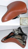 Tourensattel von Franz Burkert Zeitraum: 1968 bis 19xx Verwendung: Zubehörteil 'Decke: Kunstleder Gestell: Stahl, verchromt und lackiert Bemerkungen: im Wesentlichen baugleich mit den Möve-Kunstledersätteln