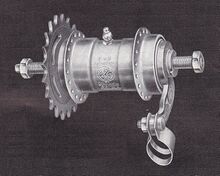 FuS-Rücktrittnabe Zeitraum: bis 1955 Verwendung: alle Fahrradtypen Material: Stahl (verchromt) Bemerkungen: Funktion nach Walzen-Prinzip; bis 1950 sind auch schwarz lackierte Nabenhülsen bekannt; Prägung: siehe Tabelle unten
