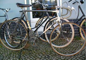 Friedensfahrt-Rennmaschine mit einer Neulackierung und Ausstattung aus den frühen 70er Jahren, die zeigt wie lange die Maschinen noch genutzt und bewusst erhalten wurden