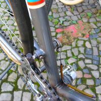 Umwerfer des links nebenstehenden Rades. Der Schaltzug wird durch das Sattelrohr geführt.