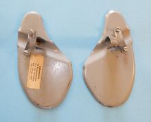 Zeitraum: 1960er Jahre Verwendung: Zubehörteil Material: Stahl lackiert (Seitenschutz) und verzinkt (Fußruhen) Hersteller: PGH Galvano-Stanz, Rüdersdorf bei Berlin