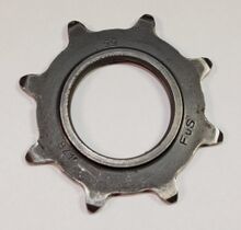 Starres Schraubritzel Hersteller: Fichtel & Sachs / RENAK Zeitraum: 195x bis 196x Oberfläche: brüniert Bemerkungen: 1"-Teilung, für Bahnräder