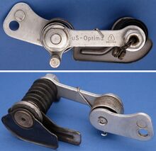 Dreigangschaltung G3 Zeitraum: 1956 bis Ende 1957 Verwendung: Zubehörteil Material: Stahl (matt verchromt/brüniert) Bemerkungen: Dreigang-Schaltwerk für die Verwendung mit starren Naben und Freilaufnaben (Rücktritt); lange Kettenleitbleche; mit neuer Betriebsnummer; weiterproduziert von RENAK